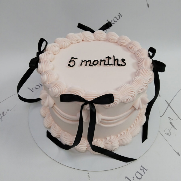 Торт с надписью "5 months" в бантах - 2959 на заказ в Москве, купить 2кг за 5800.00 ₽